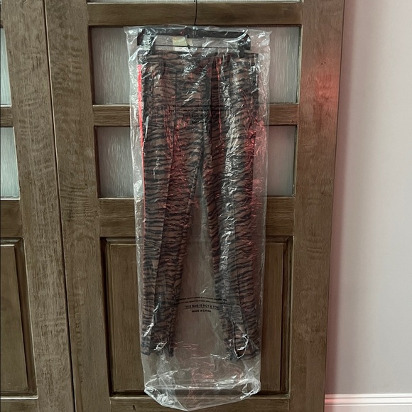 ๐๐PAM & GELA๐๐
Tiger Print Cigarette Track Skinny Zip Ankle
Lisa Rinna, RHOBH - Picture 14 of 15